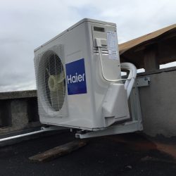 montaż klimatyzatora haier nad biurem we wrocławiu