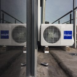 klimatyzacja zewnętrzna na balkonie