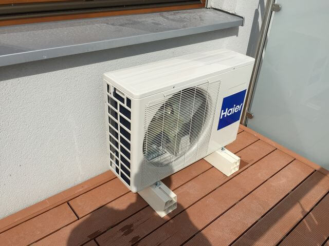 haier klimatyzator na balkonie mieszkania