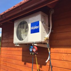 montaż klimatyzacji zewnętrznej w domu drewnianym całorocznym