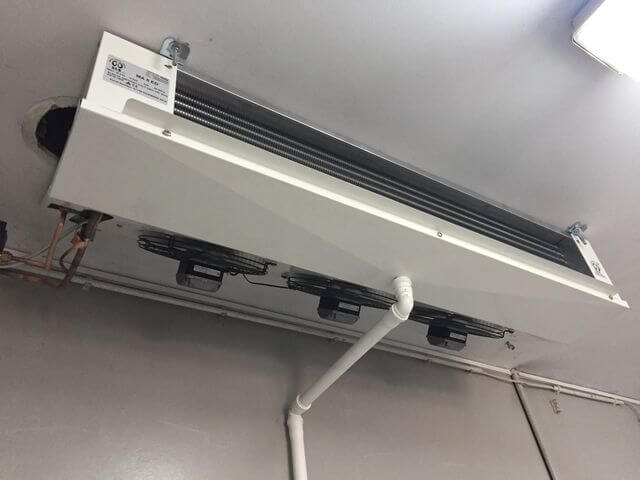 instalacja chłodnicza do utrzymania temperatury 10 stopni w szpitalnym magazynie odpadów