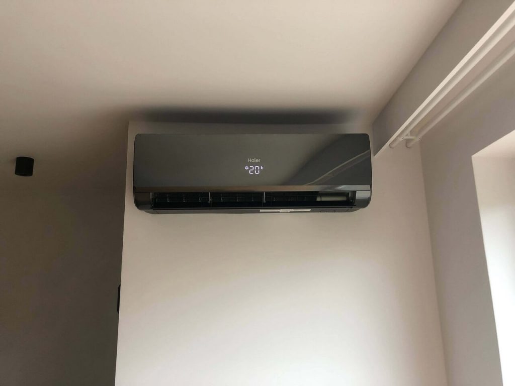 klimatyzacja HAIER - NEBULA BLACK MIRROR o mocy chłodniczej 3,6 kW.