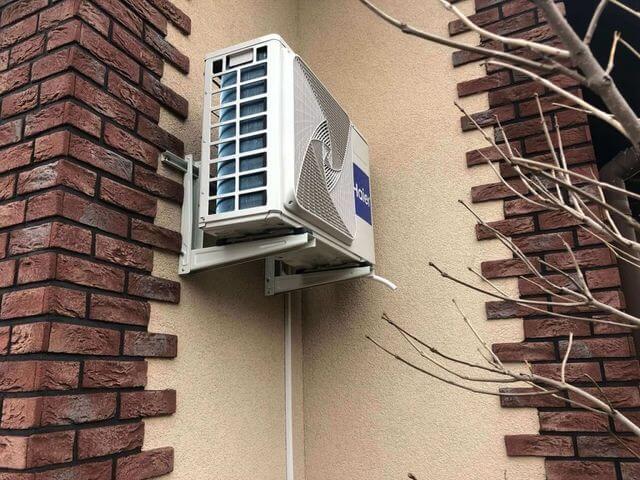 klimatyzacjia haier jednostka zewnętrzna podwieszana na budynku