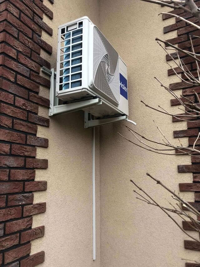 haier jednostka zewnętrzna podwieszana na budynku